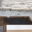 Tavolino ferro e cemento - dettaglio del bordo in ferro della struttura